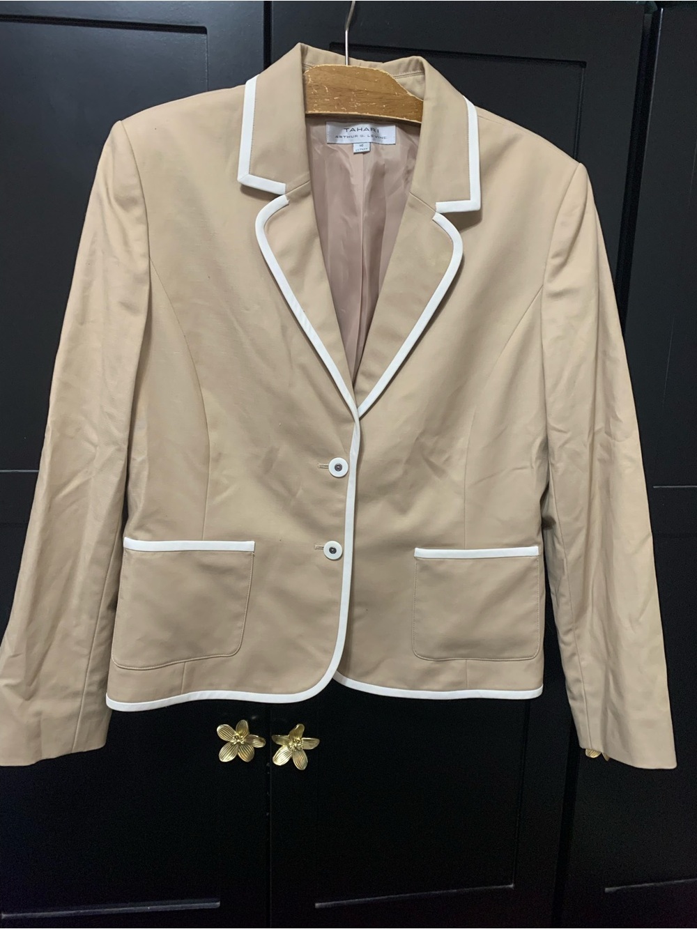 Tahari Beige Blazer White Piping tailored classic office elegant timeless